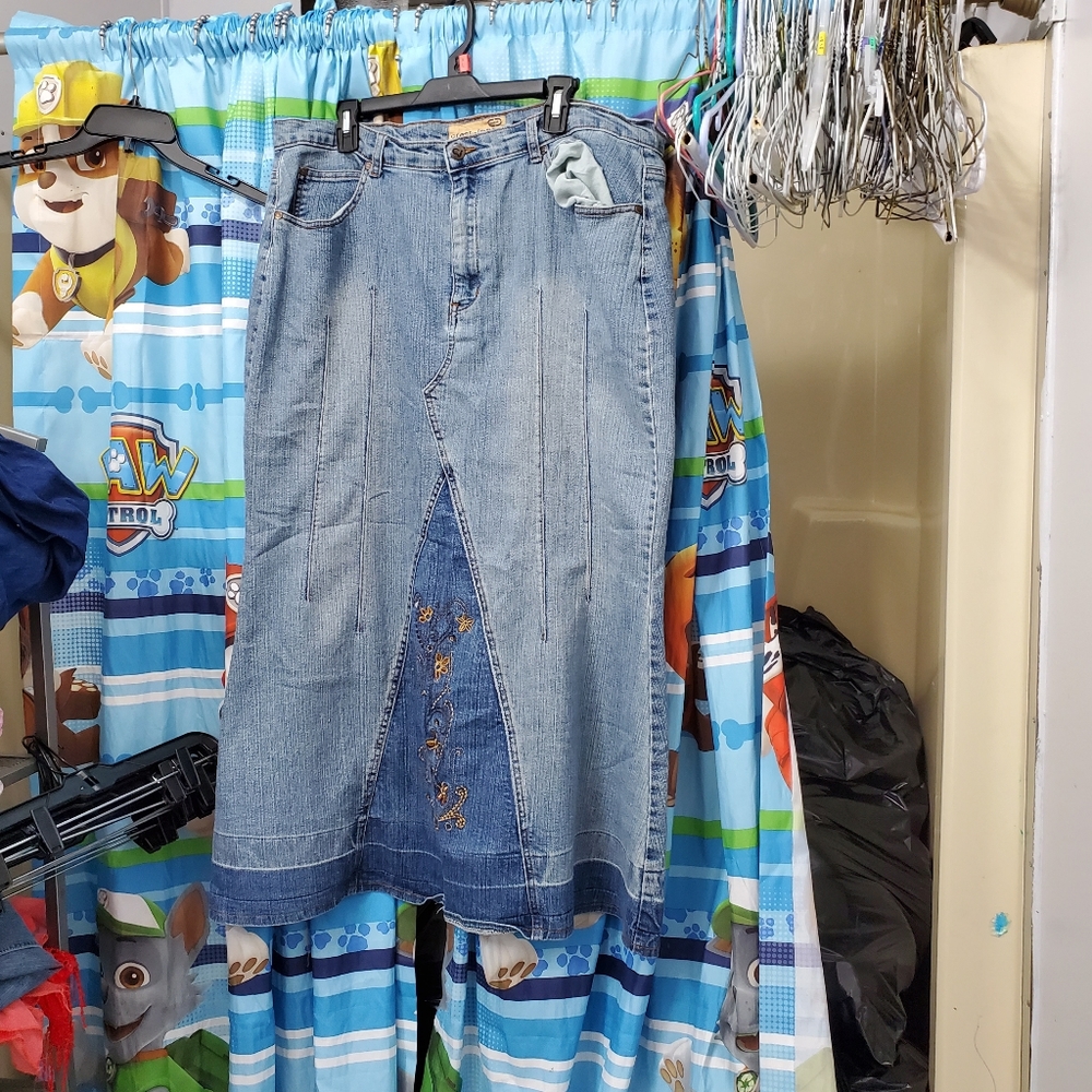 Crest Womens long denim skirt size 16w